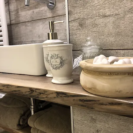 לינה וארוחת בוקר Edera E Camelie 3*